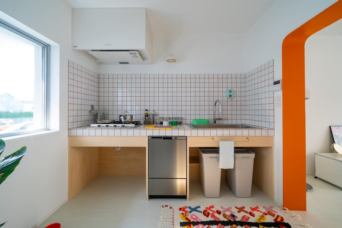 大阪府豊中市上新田の売買物件/タイル目地がオレンジ色の造作キッチン、しっかり食洗機もあって使い勝手◎