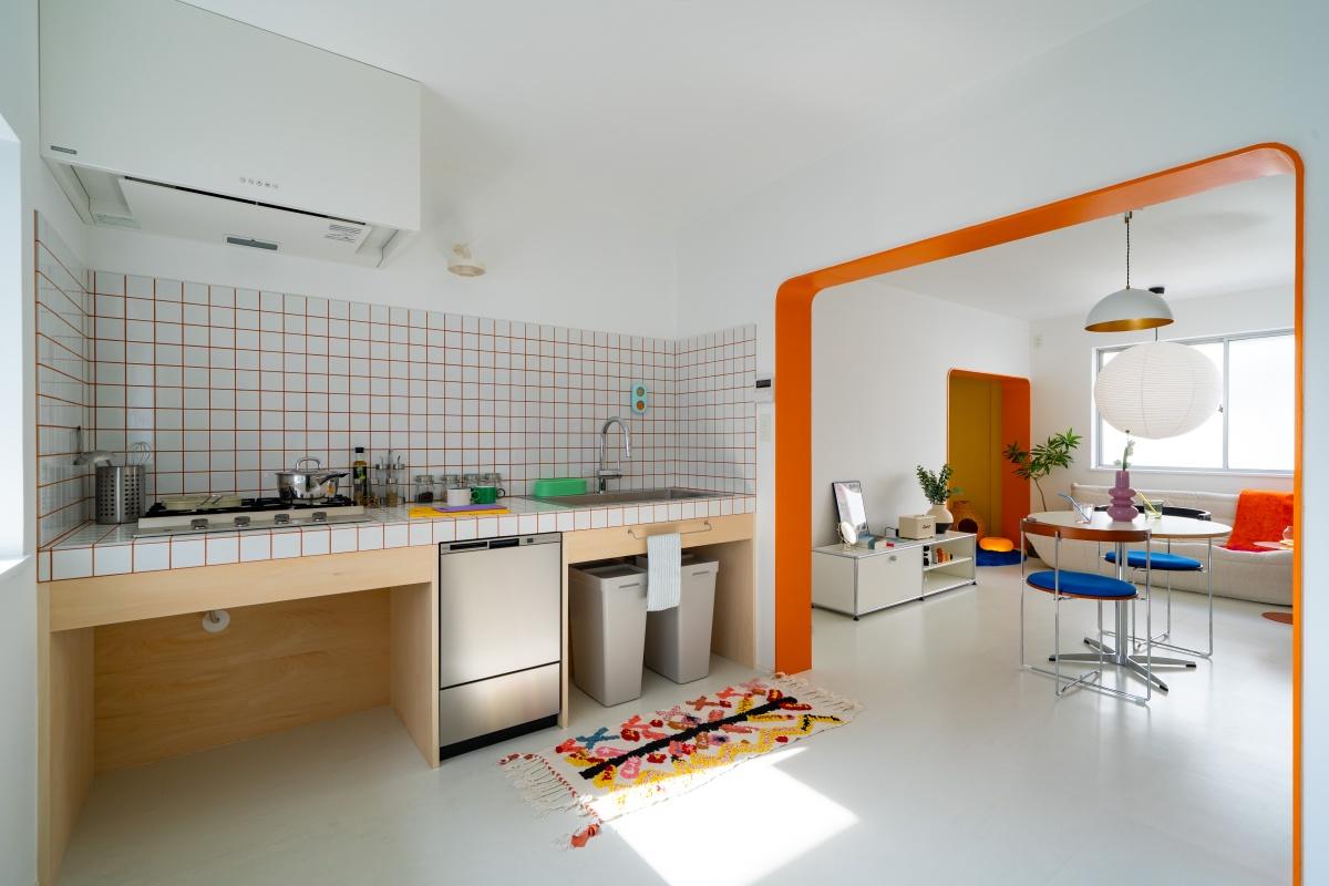 大阪府豊中市上新田の売買物件/壁と天井は白塗装、床はグレー。家具が映えるニュートラルな内装。