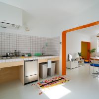 大阪府豊中市上新田の売買物件/壁と天井は白塗装、床はグレー。家具が映えるニュートラルな内装。