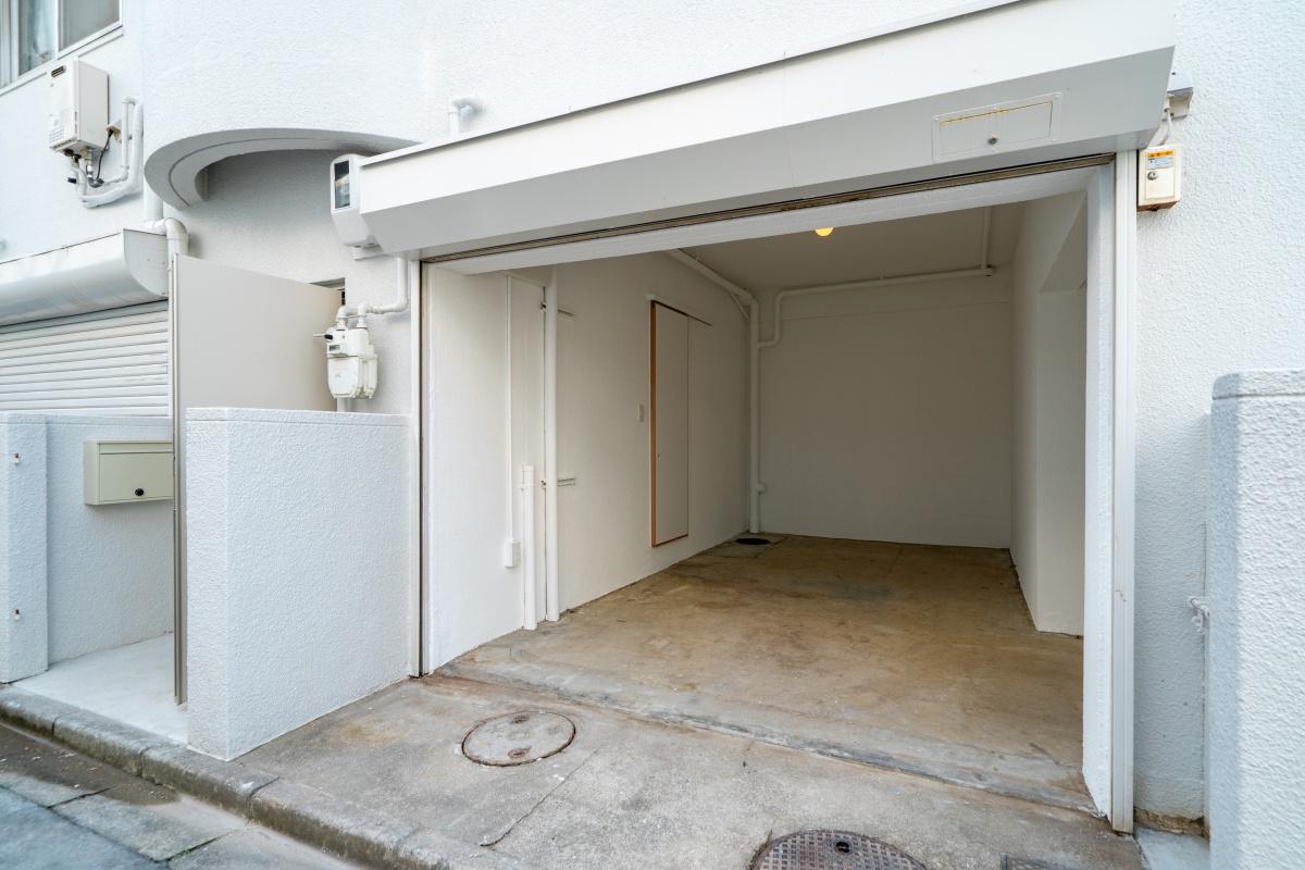 大阪府豊中市上新田の売買物件/屋内駐車場、雨の日も濡れることなく、室内に入れます。