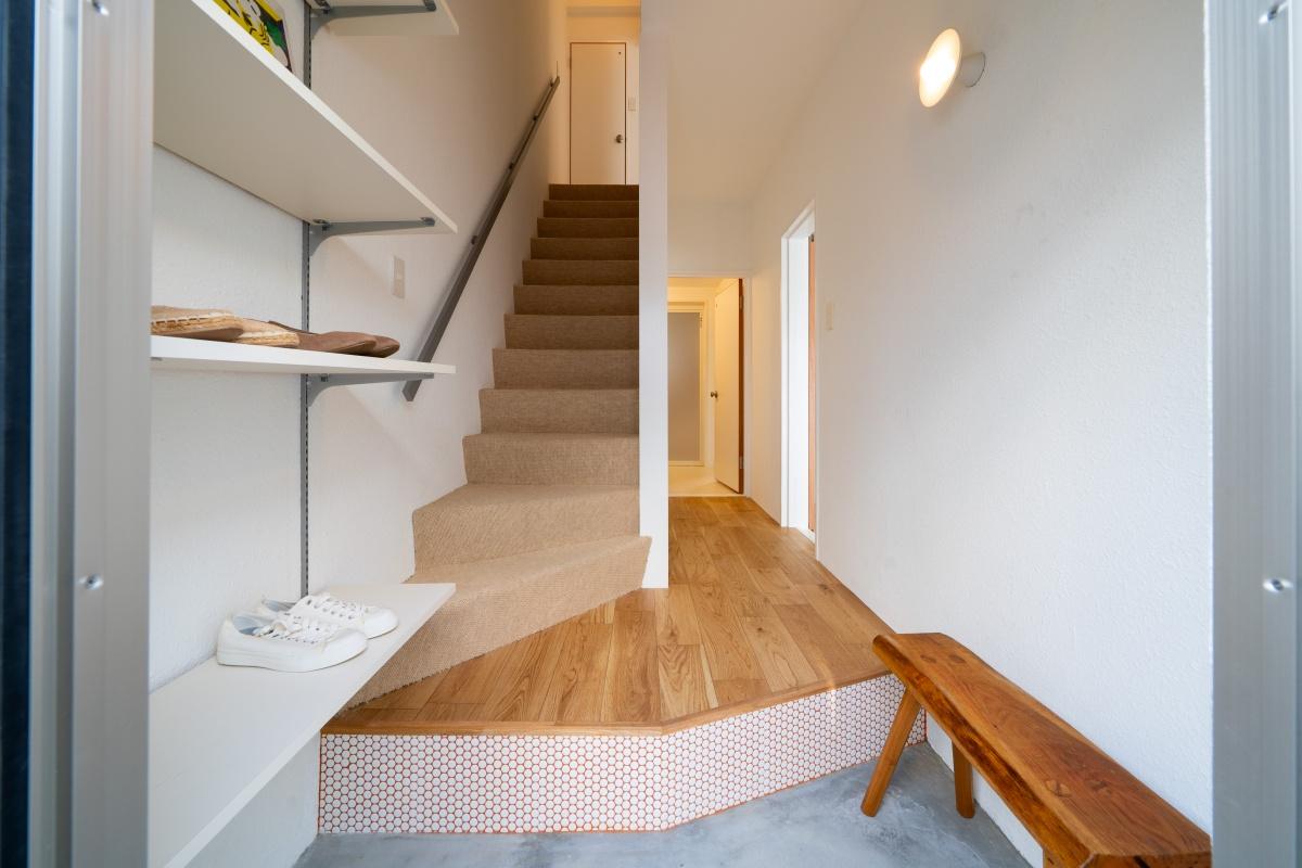 大阪府豊中市上新田の売買物件/気分が晴れやかになる玄関。駐車場にも、水回りにも、2FのLDKにも行き来しやすい動線。