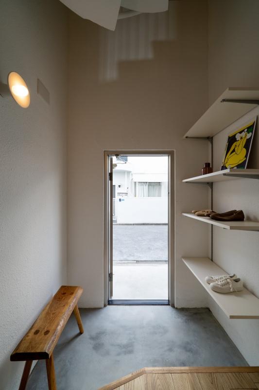 大阪府豊中市上新田の売買物件/玄関土間はやや広め。そして天井高があるのもポイント。