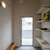 大阪府豊中市上新田の売買物件/玄関土間はやや広め。そして天井高があるのもポイント。