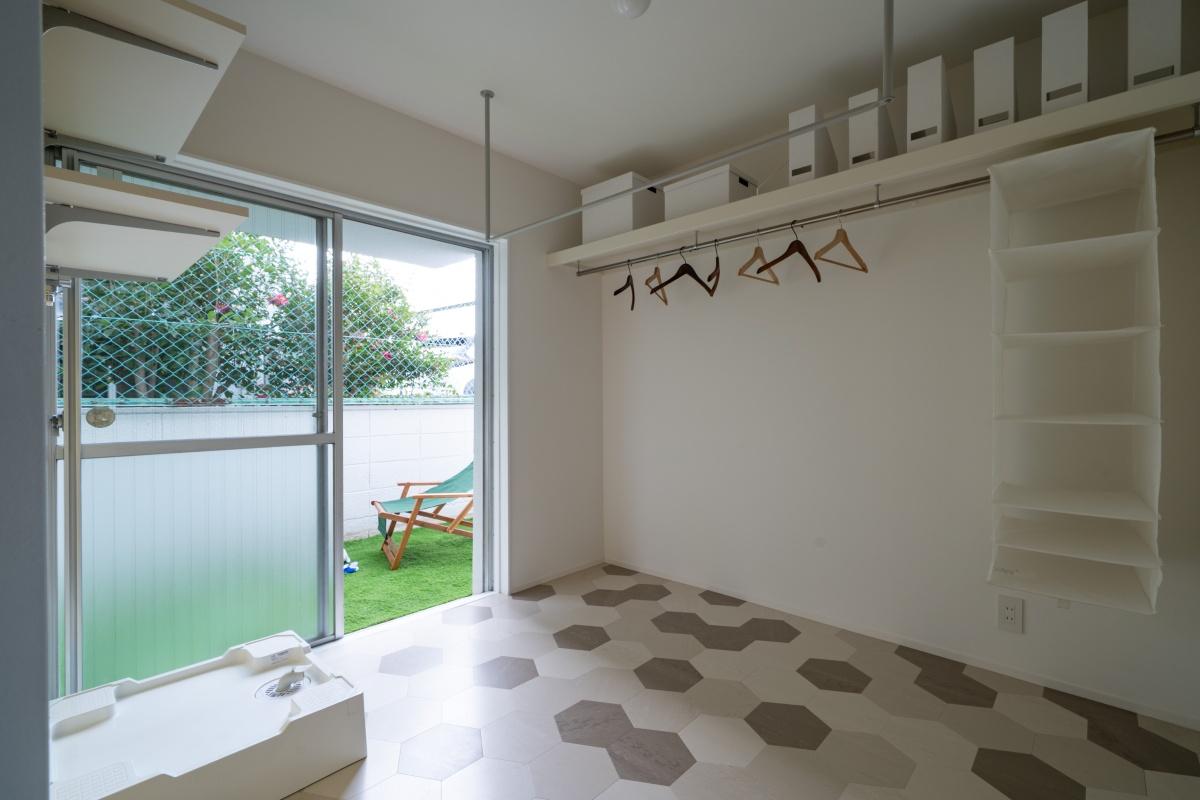 大阪府豊中市上新田の売買物件/その隣にはWICと洗濯機置き場。取り込んでそのまま収納できるのが嬉しい。