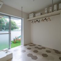 大阪府豊中市上新田の売買物件/その隣にはWICと洗濯機置き場。取り込んでそのまま収納できるのが嬉しい。