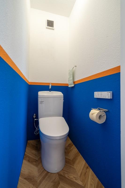 大阪府豊中市上新田の売買物件/トイレは階段を上がったところ、ちょうど建物の中心に。