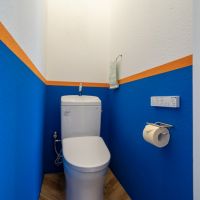 大阪府豊中市上新田の売買物件/トイレは階段を上がったところ、ちょうど建物の中心に。