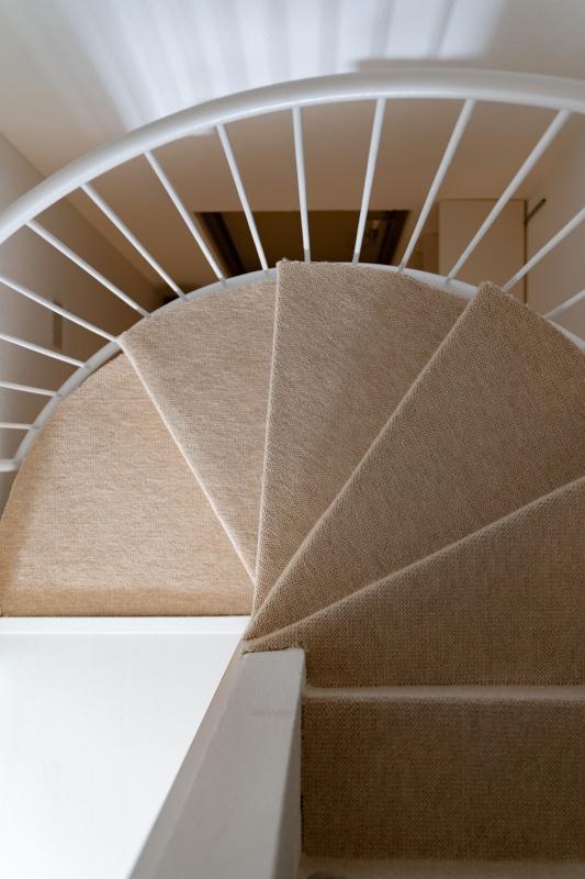 大阪府豊中市上新田の売買物件/階段はカーペット仕上げで、踏み心地◎