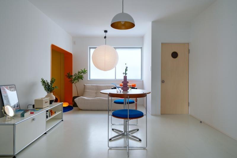 大阪府豊中市上新田の売買物件/色のある家具も似合う部屋です。