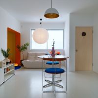 大阪府豊中市上新田の売買物件/色のある家具も似合う部屋です。