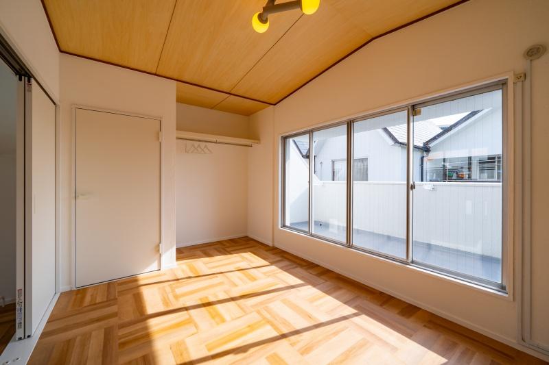 大阪府豊中市上新田の売買物件/バルコニーに出られる掃き出し窓つき。
