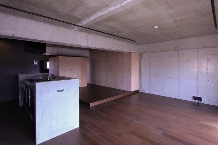 大阪市都島区内代町2丁目の売買物件/躯体現しの天井に、コンクリートの梁、露出した配管やライティングレール。