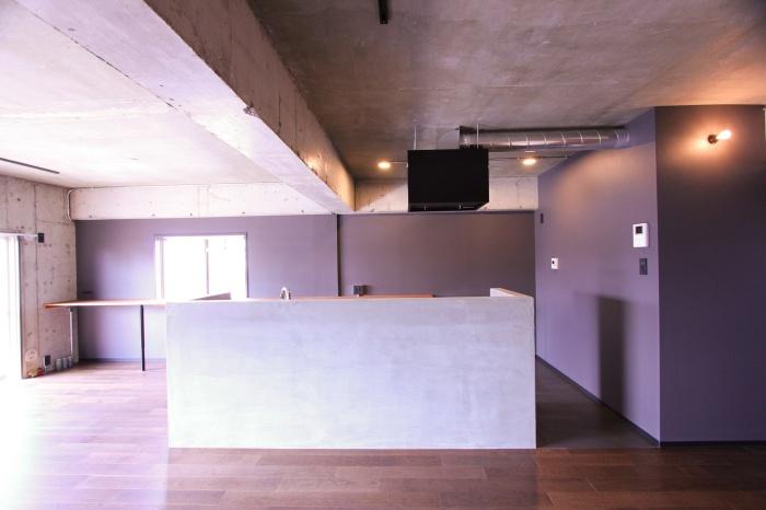 大阪市都島区内代町2丁目の売買物件/モルタル仕上げの対面キッチン。