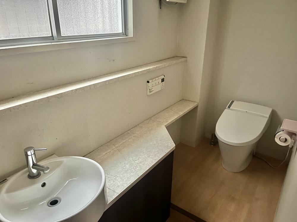 大阪府大阪市天王寺区四天王寺２丁目の賃貸物件/店舗部分のトイレと手洗いもあります。