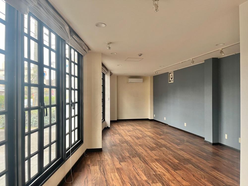 大阪府大阪市天王寺区四天王寺２丁目の賃貸物件/逆方向から。このカーテンを一枚ずつ上げていく作業を朝のルーティーンにしたい、私も。