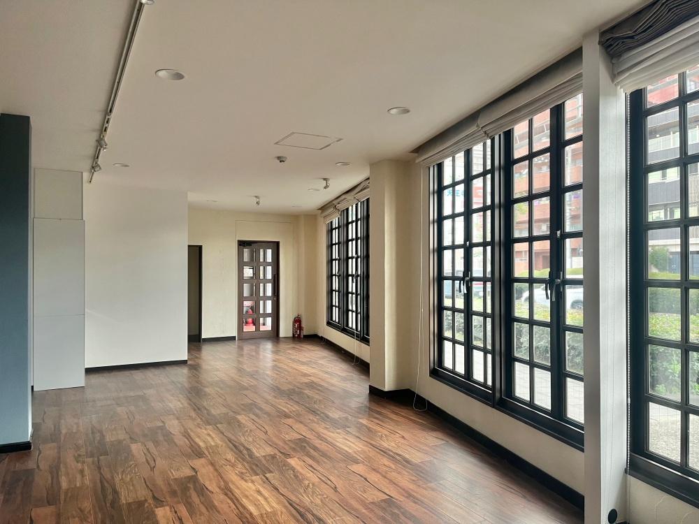 大阪府大阪市天王寺区四天王寺２丁目の賃貸物件/格子のガラス扉が全面に並ぶ。