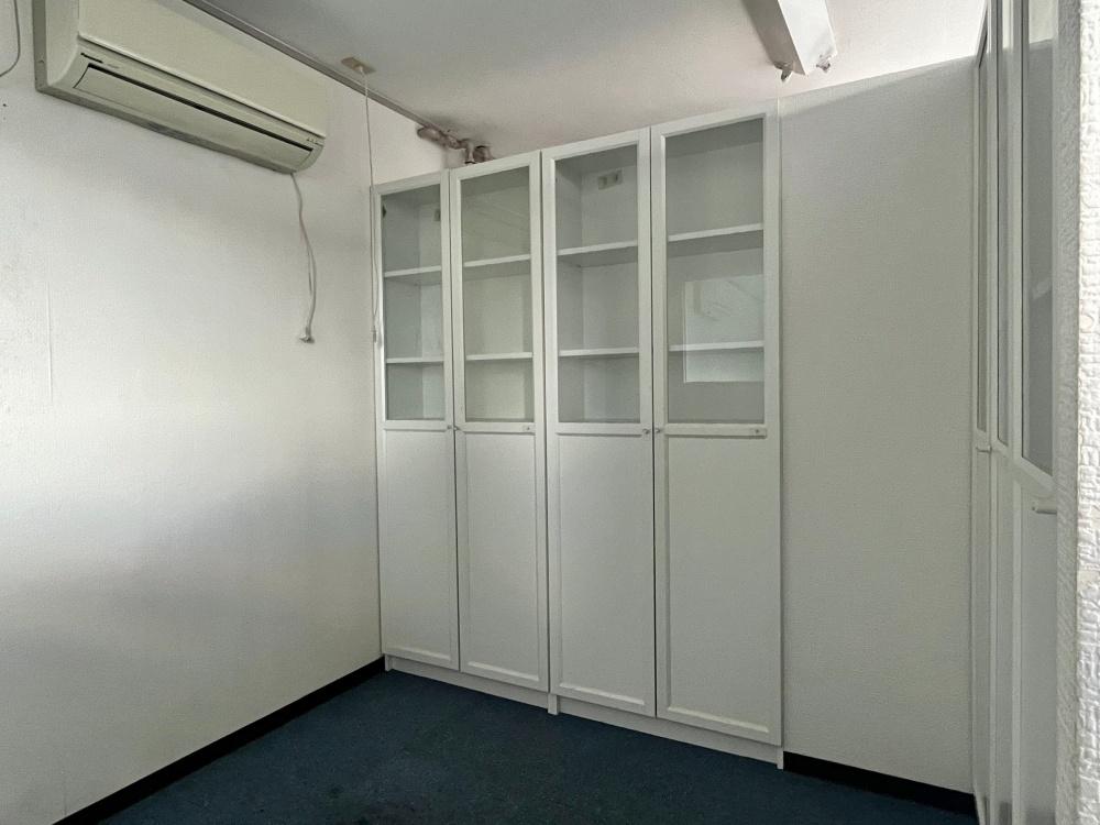 大阪府大阪市天王寺区四天王寺２丁目の賃貸物件/小窓から見えているのはこの空間。どう考えても、何かをコレクションしたい空間。