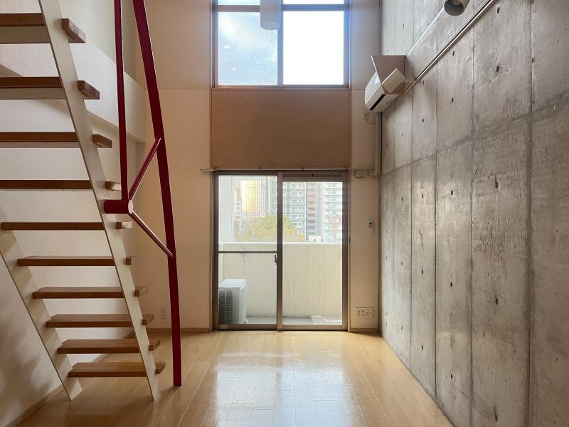 大阪府大阪市西区靱本町2丁目の賃貸物件/天井まで続く大きな窓。