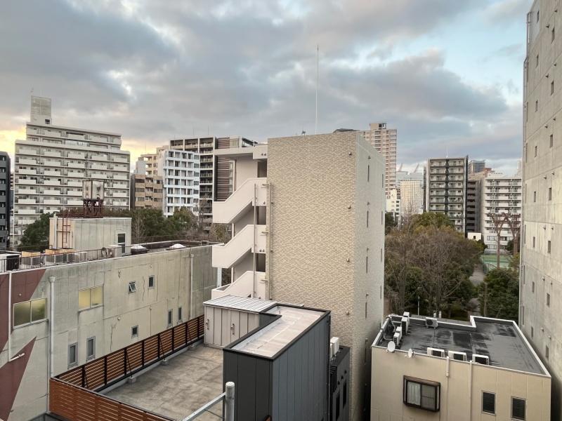 大阪府大阪市西区靱本町2丁目の賃貸物件/バルコニーからの眺め。靱公園の緑がちらり。