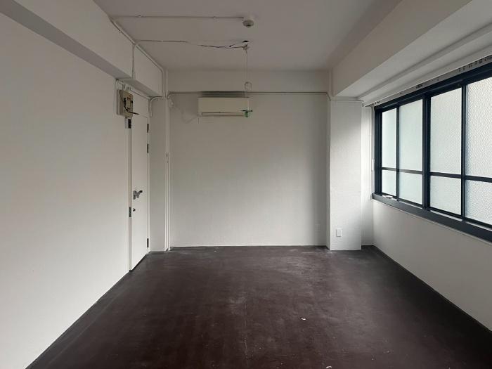 大阪府大阪市中央区北浜東の賃貸物件/室内は天井を抜き、壁と天井は白塗装。床もシンプルな仕上げ。
