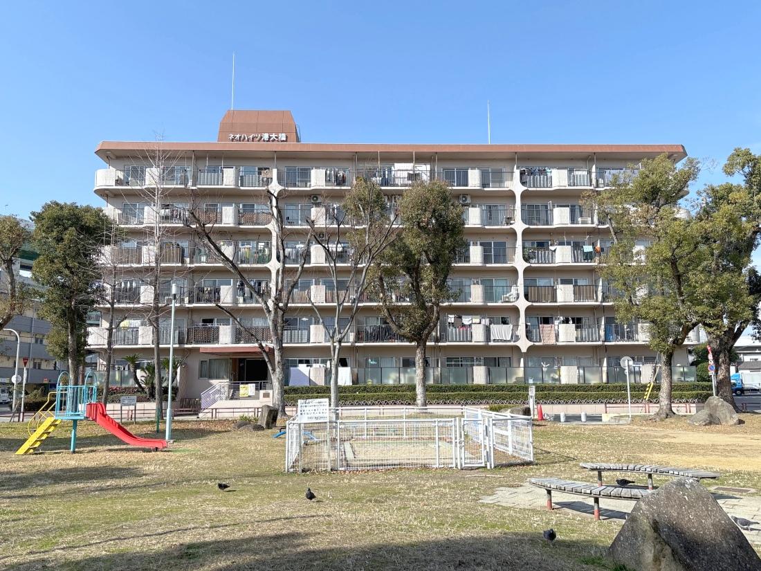 大阪市港区港晴の売買物件/公園から見たマンション。青い空に白い外観がよく映えます。