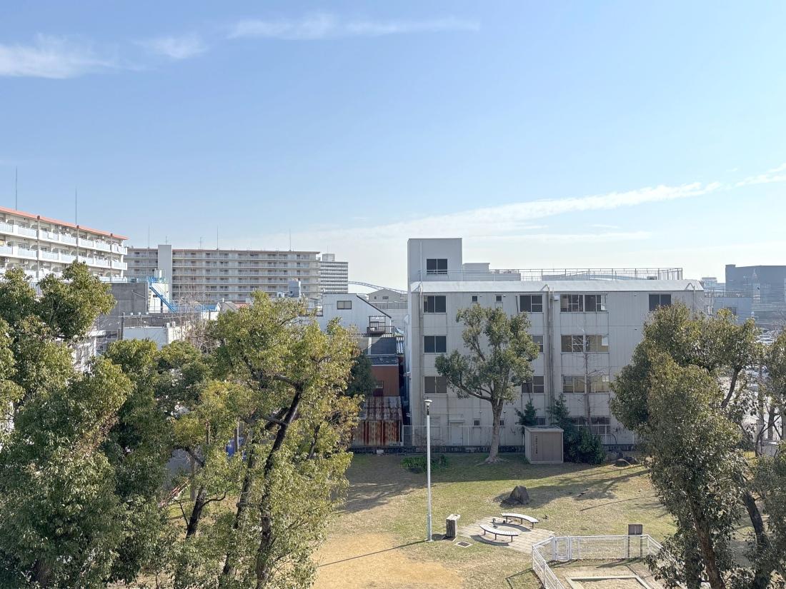 大阪市港区港晴の売買物件/バルコニーから見た南東側正面の景色。広い公園が眼前に。