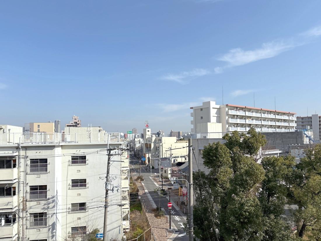 大阪市港区港晴の売買物件/バルコニーから見た東側の景色。