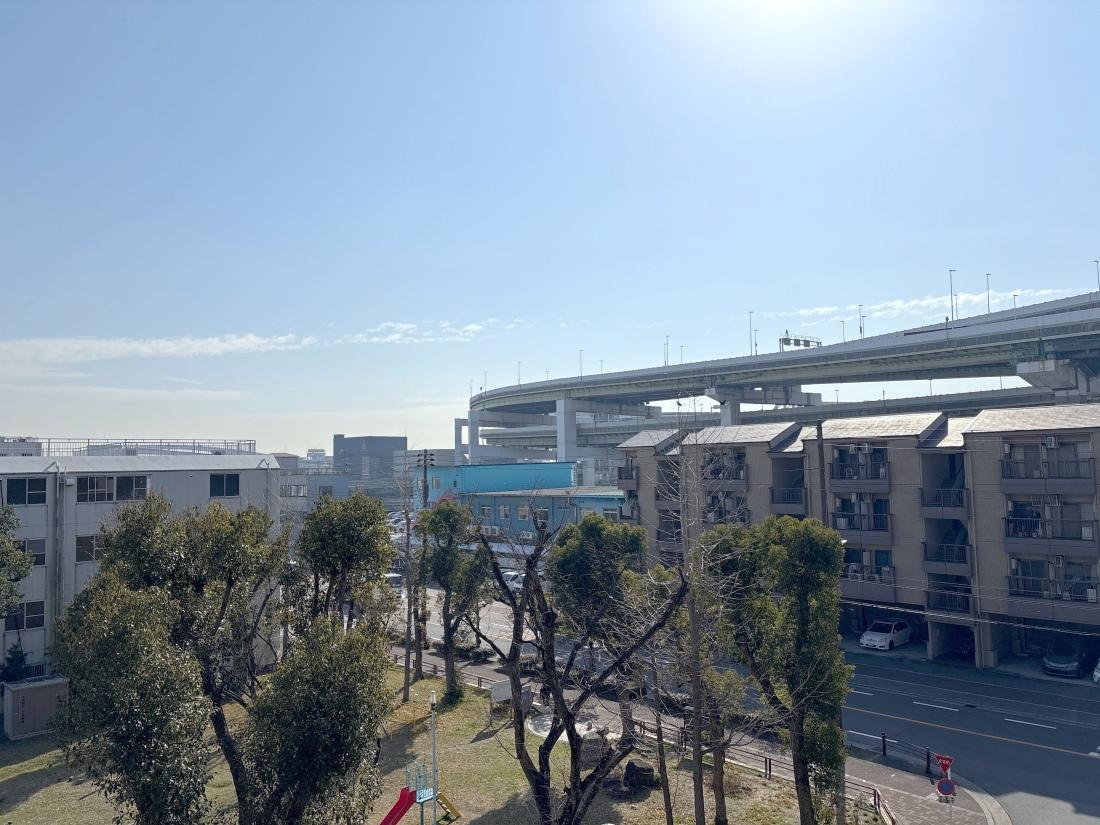 大阪市港区港晴の売買物件/バルコニーから見た南側の景色。阪神高速が通っています。