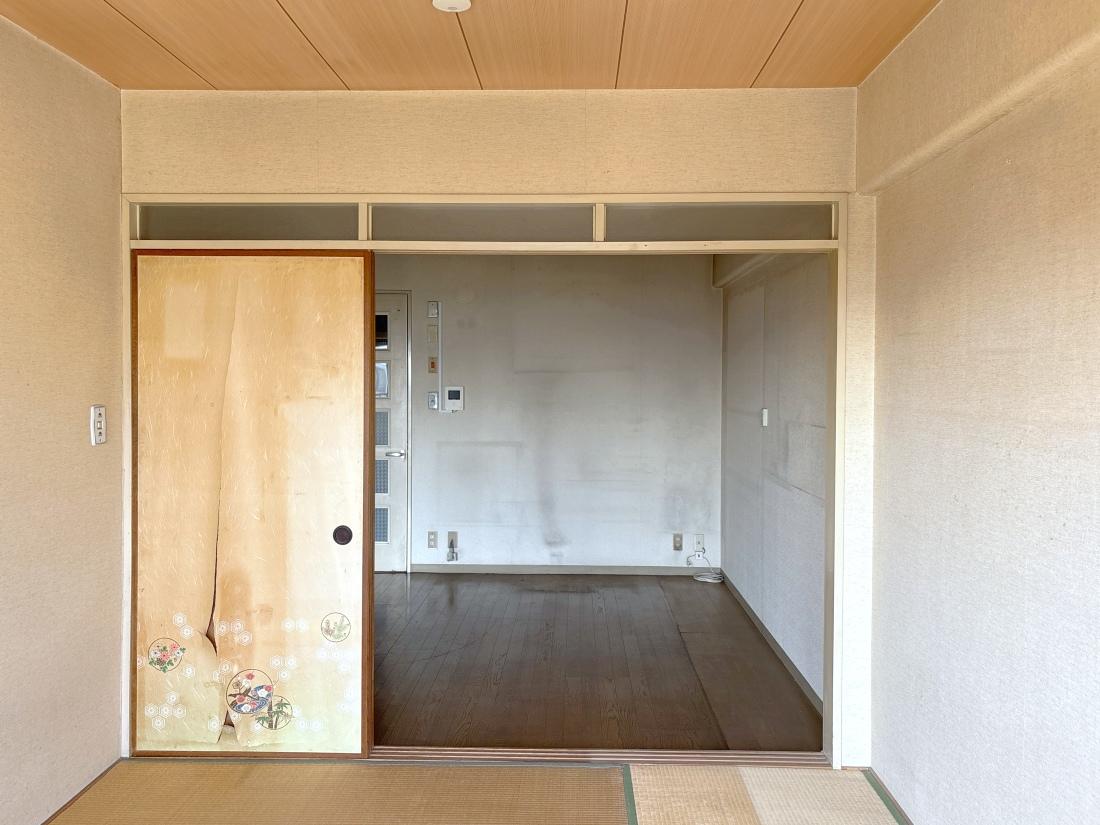 大阪市港区港晴の売買物件/バルコニー側から見た室内。日当たりにも期待ができます。