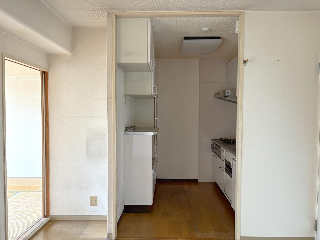 大阪市港区港晴の売買物件/室内中心にキッチン。もっと明るく開放的に改装しちゃいましょう。