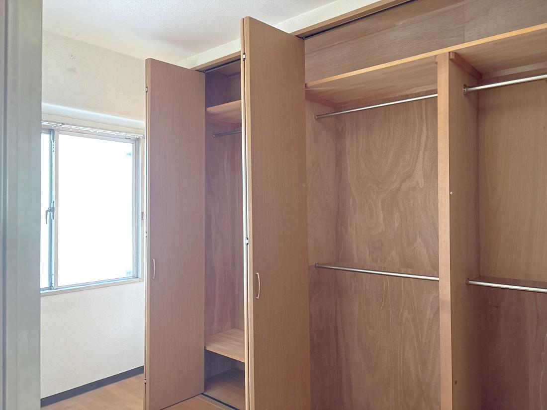 大阪市港区港晴の売買物件/共用廊下側居室には大容量の収納が。