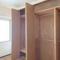 大阪市港区港晴の売買物件/共用廊下側居室には大容量の収納が。