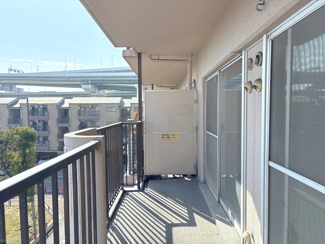 大阪市港区港晴の売買物件/バルコニーはコンパクトです。