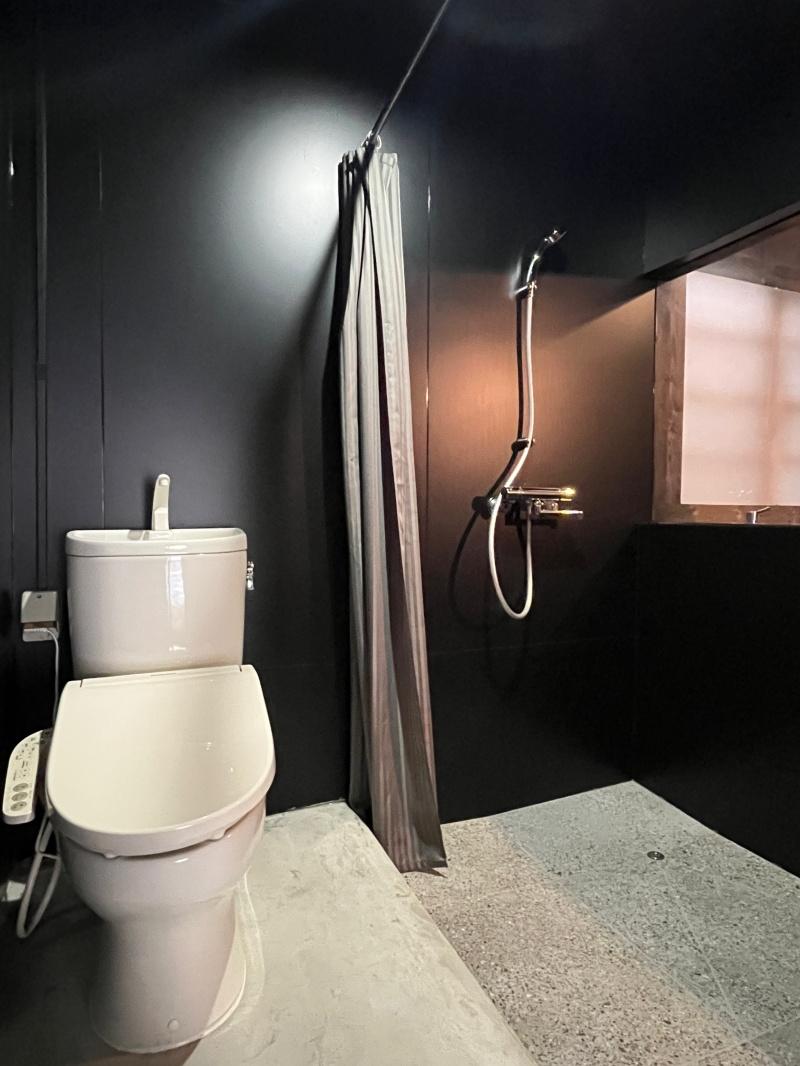 大阪市東住吉区今川4の賃貸物件/トイレとシャワー。（こちらからはキッチンが透けて見えます。）