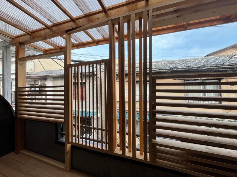 大阪市東住吉区今川4の賃貸物件/北側バルコニー：粋なDIYが施されています。