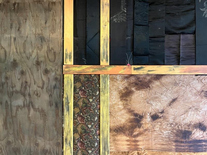 大阪市東住吉区今川4の賃貸物件/2階の壁の遊び心。触ってみると、着物のような生地感。前の住人の趣味でしょうか。