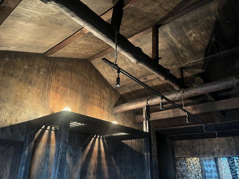 大阪市東住吉区今川4の賃貸物件/抜かれた天井。照明も相まって、迫力があります。