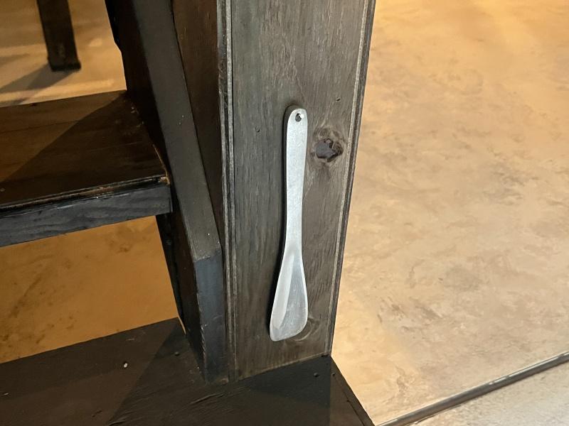 大阪市東住吉区今川4の賃貸物件/2階に上がる階段に、靴べら。ちょっと嬉しいポイント。