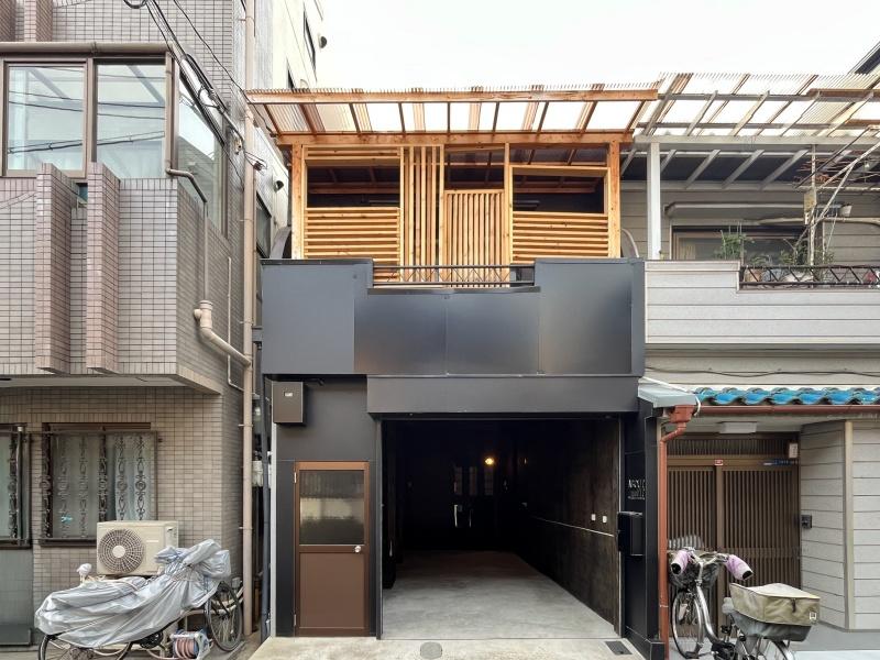 大阪市東住吉区今川4の賃貸物件/住宅街に並ぶ、黒と木のボックス。