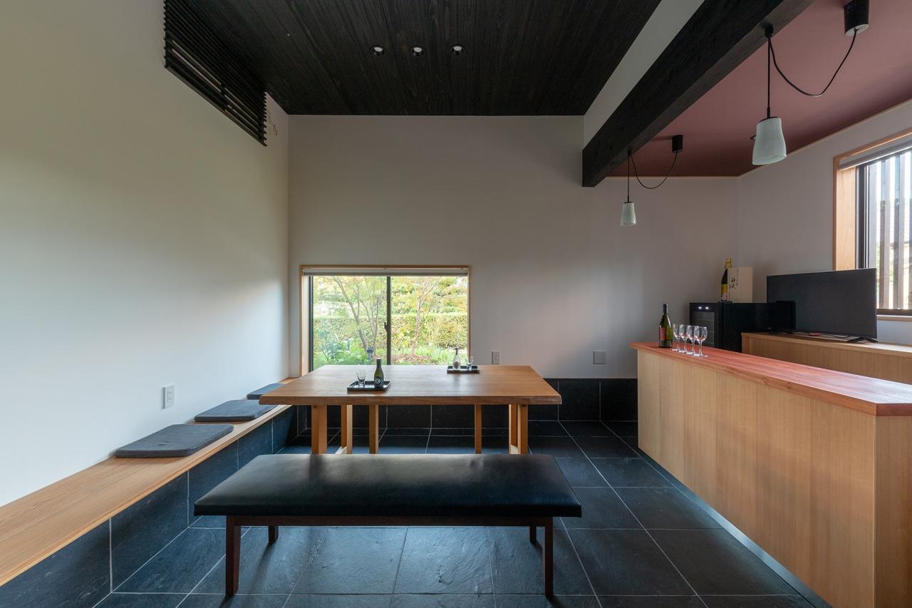 大阪府堺市南区泉田中462-2の売買物件/玄関土間は拡張し、可動式のカウンターや造作のベンチで寛ぎ大人の癒し時間を過ごせます。