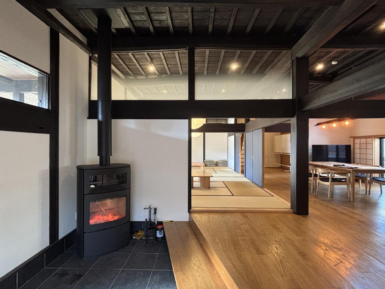 大阪府堺市南区泉田中462-2の売買物件/玄関土間には調理も可能な薪ストーブを設置。