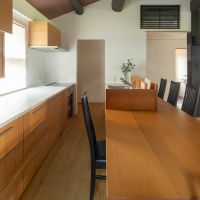 大阪府堺市南区泉田中462-2の売買物件/テーブル一体型のキッチン。料理をしながら自然と会話が生まれる造りです。