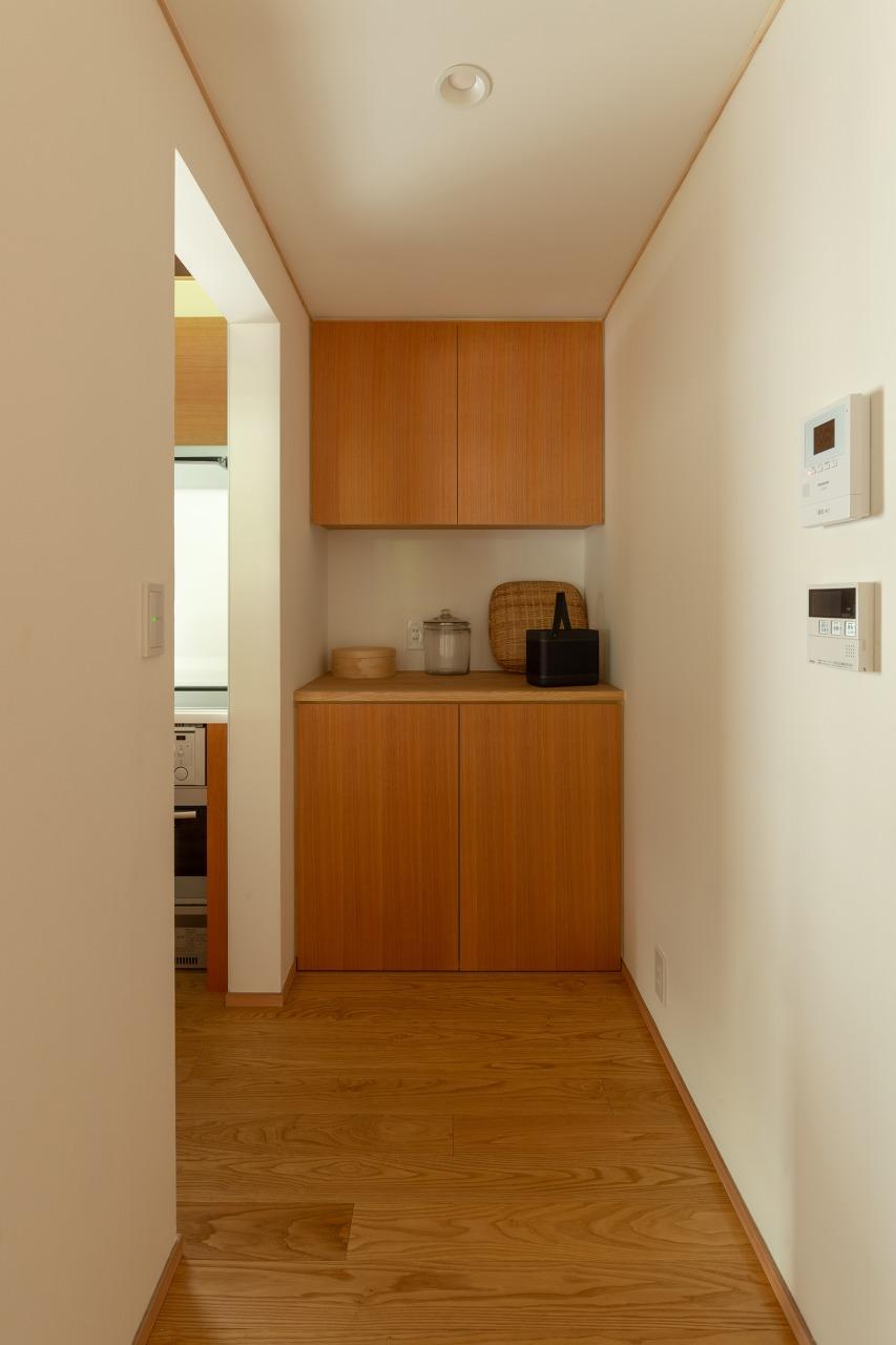 大阪府堺市南区泉田中462-2の売買物件/キッチン横の収納スペース。回遊動線が良いと日々のストレスも軽減されます。