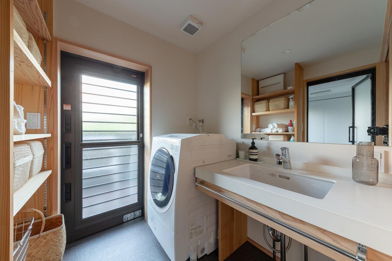 大阪府堺市南区泉田中462-2の売買物件/洗面スペース。奥には洗濯物を干すバルコニーがあります。