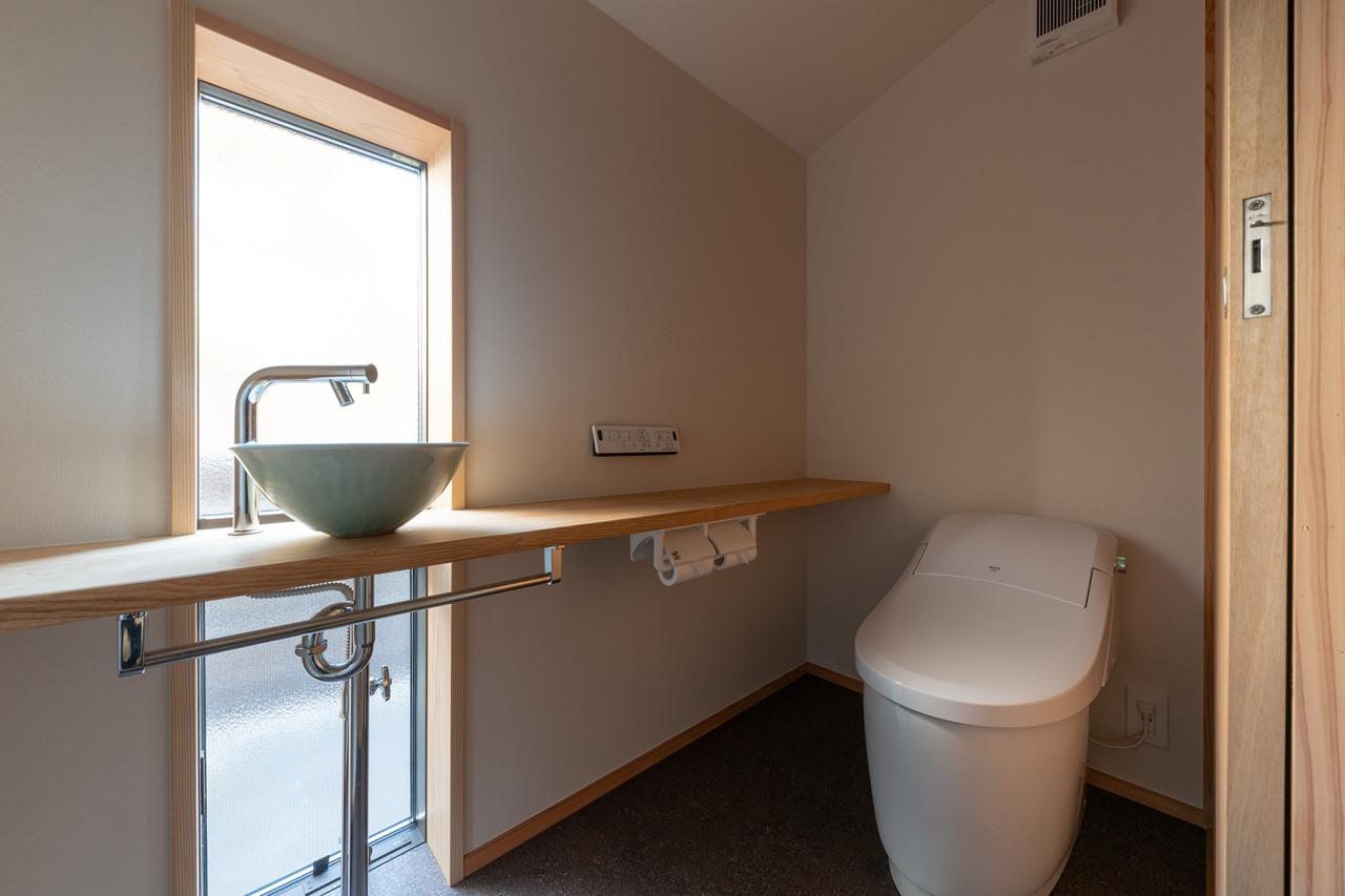 大阪府堺市南区泉田中462-2の売買物件/タンクレスのトイレもシンプルで清潔感があります。