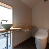 大阪府堺市南区泉田中462-2の売買物件/タンクレスのトイレもシンプルで清潔感があります。