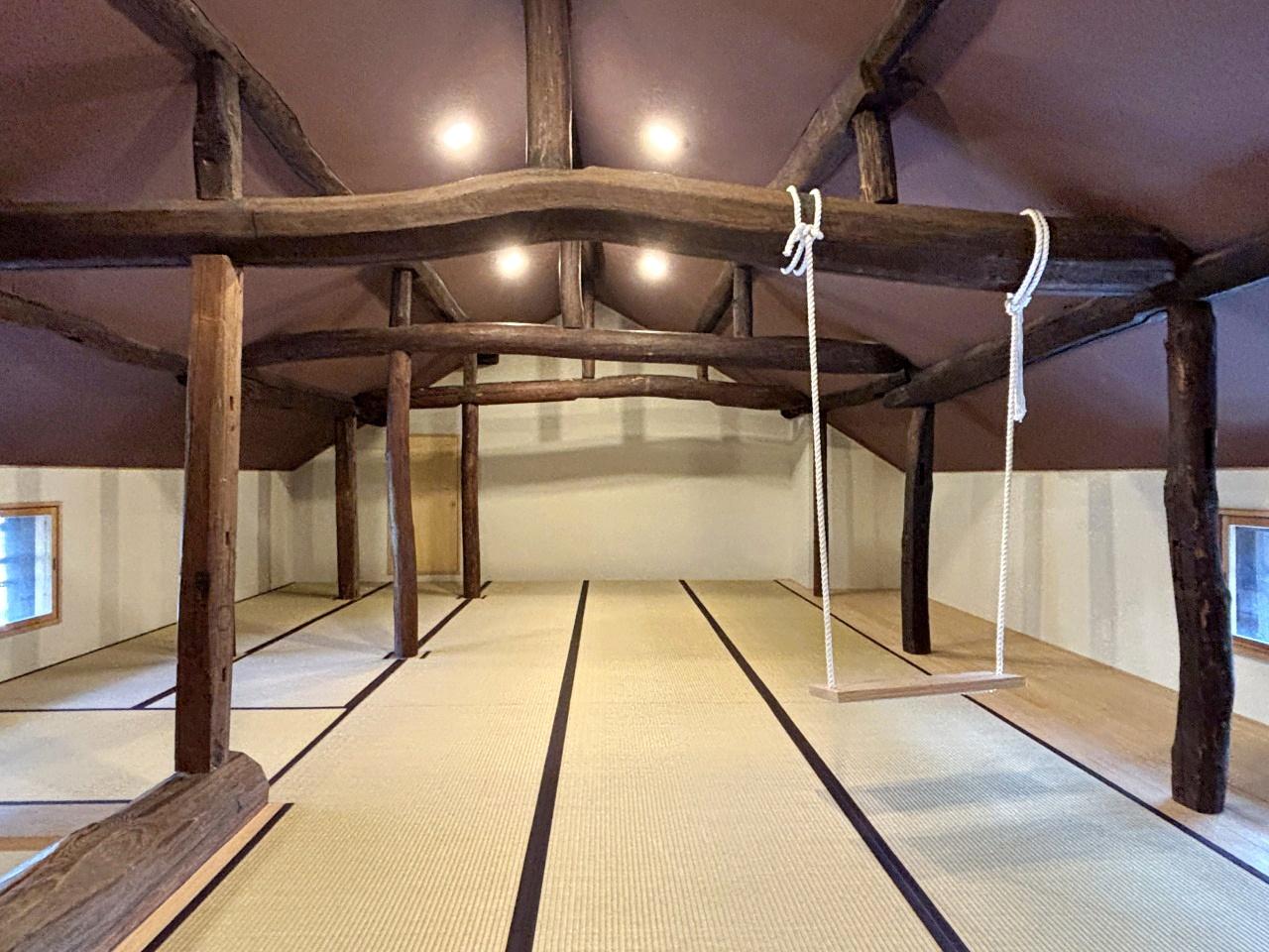 大阪府堺市南区泉田中462-2の売買物件/2Fは17帖の空間、立派な梁や柱はそのまま残し新旧融合した歴史を感じる仕上がりです。