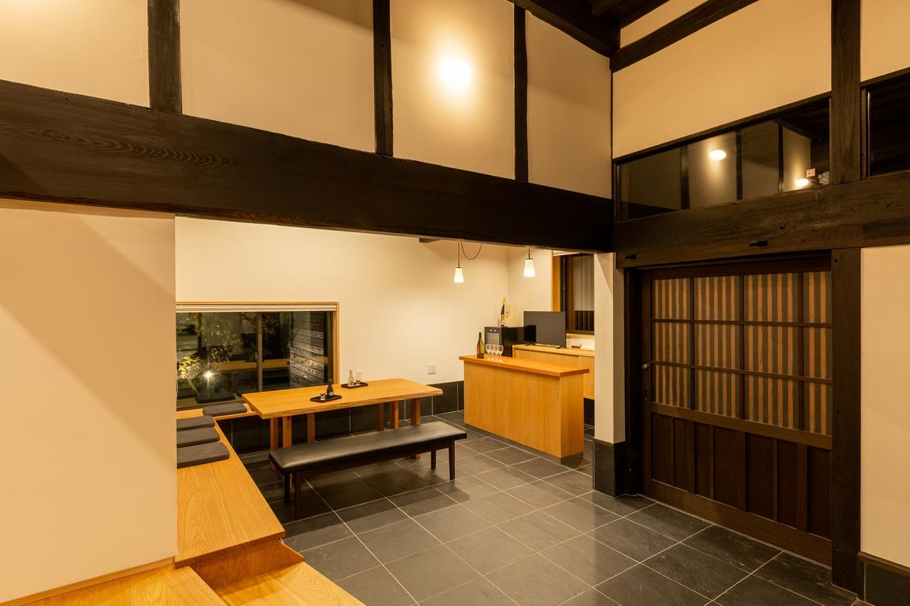 大阪府堺市南区泉田中462-2の売買物件/充分な広さの玄関土間。夜はまた違った雰囲気になります。