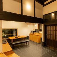 大阪府堺市南区泉田中462-2の売買物件/充分な広さの玄関土間。夜はまた違った雰囲気になります。