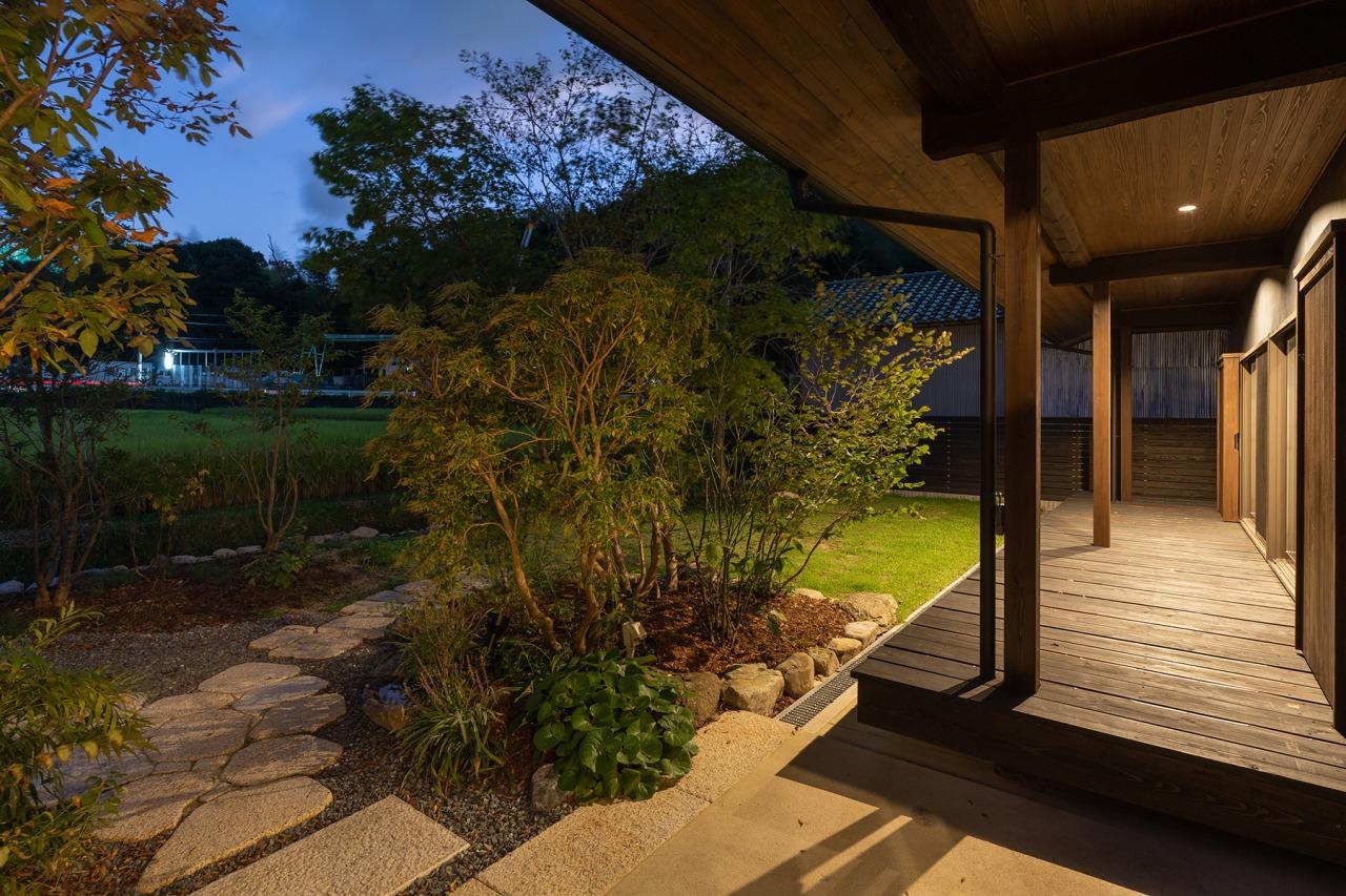 大阪府堺市南区泉田中462-2の売買物件/深い軒は日差しや雨を十分凌げ、外の空間をいつでも楽しめます。